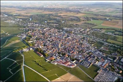 Le nom de cette commune est fait de deux voyelles. Quelle est cette petite ville du vignoble champenois, proche d'Epernay ?