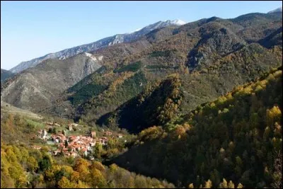 Toujours dans les Pyrénées mais dans le département des Pyrénées-Orientales, cette petite commune, au pied du Canigou, a pour nom :