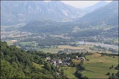 Vous changez encore une lettre et vous êtes dans un tout petit village de 35 habitants, près d'Argelès-Gazost, dans les Hautes-Pyrénées. Quel est son nom ?