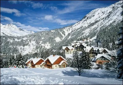 En changeant une lettre, vous changez de montagne : vous êtes dans le département de l'Isère, près de Bourg-d'Oisans. Quelle est cette petite commune montagnarde ?