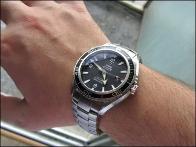 Complétez : "Il a cassé ... montre."