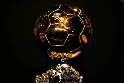 En 2010, la récompense attribuée au meilleur joueur de football de l'année prend le nom de "FIFA Ballon d'or". Qui en est le premier lauréat ?
