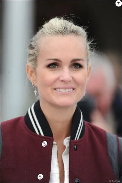 Læticia a 10 ans, lorsque ses parents, André Boudou et Françoise Thibaut divorcent. Son père décide alors de quitter la France, et inscrit sa fille dans une école française d'une ville américaine. Laquelle ?