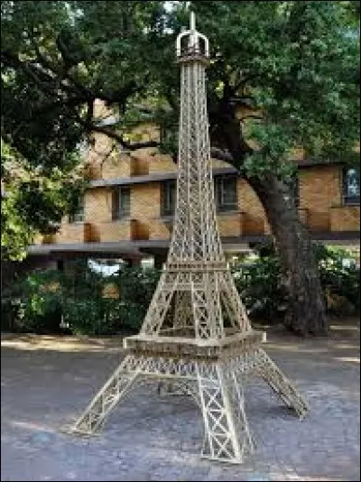 En supposant que la tour Eiffel mesure 300 mètres et que son poids total soit de 10 000 tonnes, combien pèserait-elle, toutes proportions gardées, si elle était réduite à une hauteur de 30 centimètres ?