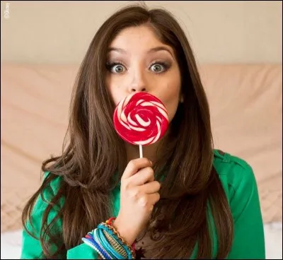 A-t-elle une chaîne YouTube ?