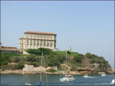 Quel palais de l'impératrice Eugénie, situé dans un parc, domine le vieux port de Marseille ?