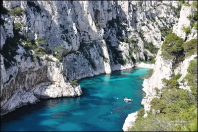 Entre Marseille et Cassis quelles criques étroites et escarpées comme celle du "mauvais pas" sont bordées de roches ?