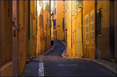 Dans quels quartiers populaires aux façades colorées se trouve la montée des Accoules ?