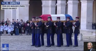 Quel objet le président Macron posa-t-il sur le cercueil de l'écrivain ?