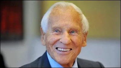 Quel adjectif ne convient pas pour qualifier le regard de Jean d'Ormesson ?