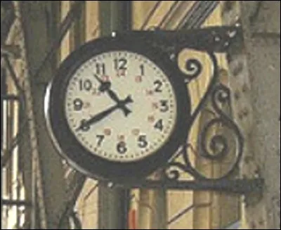 Vie courante > Vous demandez l'heure à quelqu'un dans la rue. Comment vous répondra-t-on, littéralement (Voir l'heure ci-dessus)?