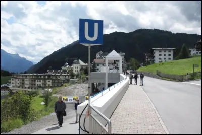 Tourisme > Mis en circulation en 1985, ce moyen de transport unique au monde fait l'orgueil de la petite ville tyrolienne de Serfaus (1 200 hab., district de Landeck). Lequel ?
