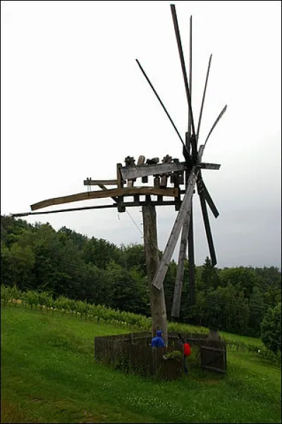 Traditions > Voici un « Klapotezt », typique des régions viticoles du sud-est (Styrie) et de Slovénie. Les plus anciens auraient été réalisés dès le XVIe s. À quoi sert-il ?