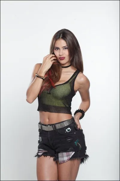 Elle est amoureuse de quel autre personnage ?