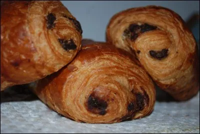 Vous vous êtes réveillé, vous avez faim, c'est l'heure du petit déjeuner et vous prenez trois pains au chocolat.
Vous allez dire ...