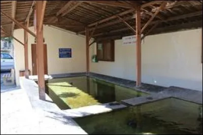 Cette fontaine lavoir se trouve &agrave; Rigaud. Savez-vous qui a offert cet &eacute;difice &agrave; la commune ?