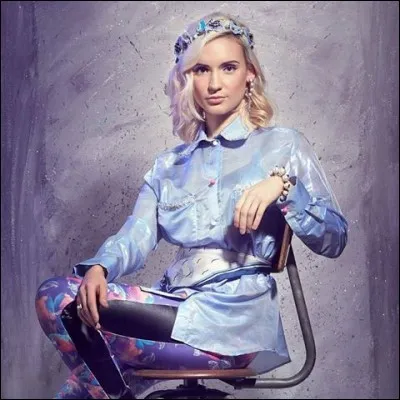 Elle est célèbre dans toute la France. Veuillez accueillir la célèbre youtubeuse Natoo. Avec quel youtubeur célèbre sort-elle ?