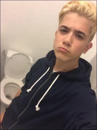 Sur cette photo Nicolasagne a les cheveux blonds, mais en réalité ses cheveux sont...