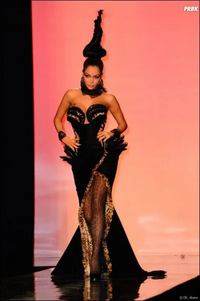 Pour quel grand couturier a-t-elle défilé ?