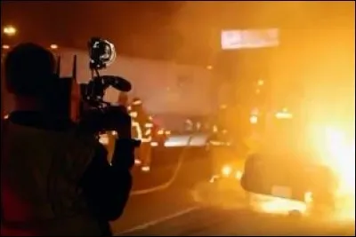 J'ai joué l'adolescent en marge dans "Donnie Darko", le fils de Dennis Quaid dans "Le Jour d'après", le militaire dans la capsule métallique dans "Source Code" et le vidéaste avide de faits divers violents dans "Night Call". 
Je suis :