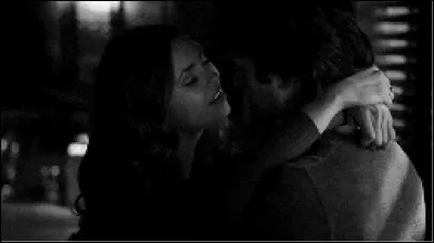 Qui surprend Damon et Elena s'embrassant dans la cuisine des Salvatore ? (dans l'épisode 17 de la saison 6)