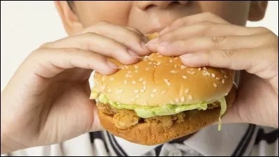 Quel film donne lieu à l'inoubliable rencontre sur la toile, pour une unique fois, de deux géants des comiques français comme père et fils ? Ce film est déjà une critique de la malbouffe en 1976. Quel cirque !