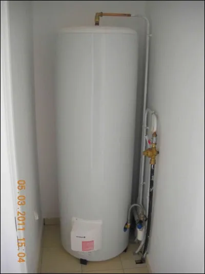 Sous quel nom est également connu le ballon d'eau chaude électrique ?