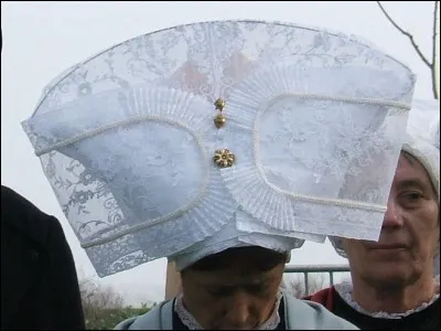 Ce ballon est une coiffe traditionnelle de quelle île de la Charente-Maritime ?