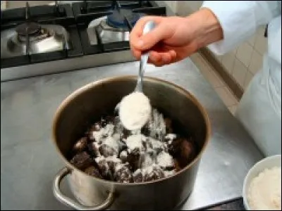 Comment se nomme l'action de saupoudrer une viande de farine pour la liaison ?