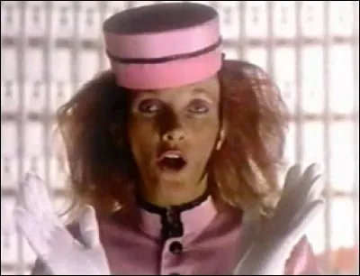 Qui est cette «fausse » hôtesse qui a chanté, divinement, « Les hauts et les bas d'une hôtesse de l'air » ?