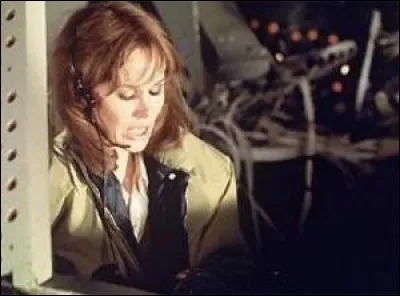 Karen Black est l'hôtesse qui, sans formation préalable, est amenée à piloter un Boeing 747, qui a perdu le pilote et le co-pilote, et ce au-dessus de hautes montagnes. Quel est ce film ?