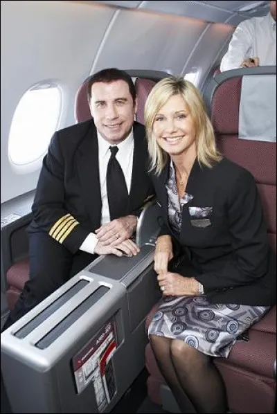 Voici John Travolta, qui ici ne joue pas un rôle, mais est pilote de ligne. Passionné par les avions, les jets, et le pilotage, il a ici piloté un A 380 pour quelle compagnie aérienne ?