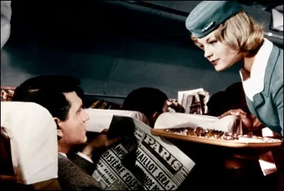 Cette charmante hôtesse, interprétée par Romy Schneider, est en fait un ange en mission. Elle doit protéger... ?