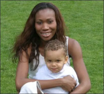 Cette véritable hôtesse de l'air se prénomme Nicole et son fils se prénomme Alexandre. Pourquoi est-elle, sans doute contre son gré, devenue célèbre ?