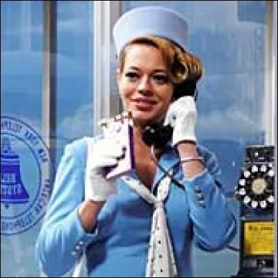 Encore une hôtesse de l'écran, avec un indice pour trouver le titre du film, une comédie parodique qui est... ?