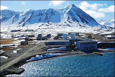 La localité la plus septentrionale du monde se situe au Svalbard. Mais comment se nomme-t-elle ?