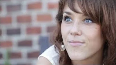 Zaz nous chante ''Si jamais j'oublie'' . Elle a pris un pseudo pour faire carrière. Quel est son nom ?