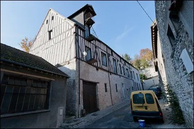 En ville haute, superbe lieu, se situe ...