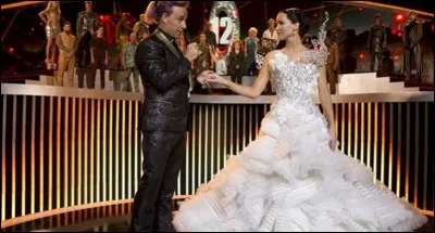 Quelle est la stratégie qu'adopte Peeta pour leur éviter d'aller dans l'arène ?