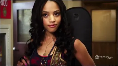 Dans l'épisode 16, Emily et Maya vont à un concert, mais Maya recevait des textos qui la mettait mal à l'aise. Que pensait alors Emily ?