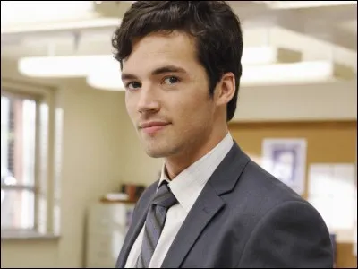 Qui a frappé Ezra après que lui et Aria aient annoncés aux parents d'Aria qu'ils sont en couple ?