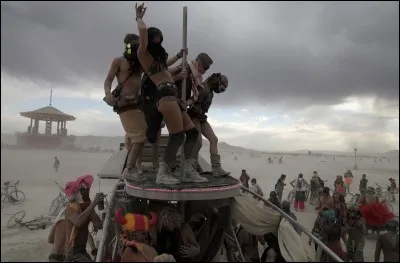 Décidément, les Ricains assurent. Celui-ci est un festival totalement décalé en plein désert du Nevada. Quel est-il ?