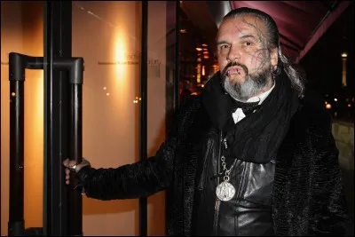 Les clubbers du monde entier le redoutent, Sven Marquardt est l'âme d'un excellent club berlinois dont il garde farouchement l'entrée. Quel est ce lieu incontournable ?