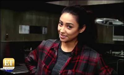 Dans quel film d'horreur/thriller Shay Mitchell (Emily) apparaît-elle en 2018 ?