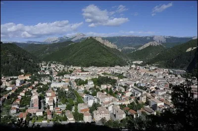 Digne-les-Bains est une ville de 16 000 habitants située vers le parc national du Mercantour. C'est aussi la préfecture d'un des départements suivants. Lequel ?