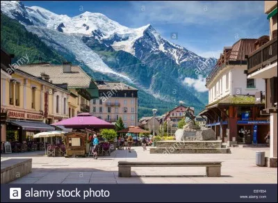 Chamonix compte 9 000 habitants et est à la frontière franco-italienne, près du mont Blanc. Elle est donc en :