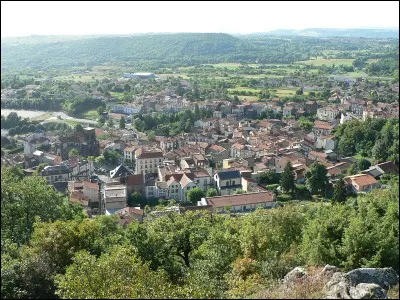 Volvic, commune auvergnate de 4 400 habitants, est réputée pour son eau. Mais dans quel département est-elle ?
