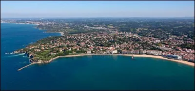 Saint-Jean-de-Luz est une commune de 13 000 habitants dans l'ancienne région Aquitaine et se situe au bord de l'océan Atlantique. Elle est :