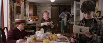 Par qui est élevé Harry ?