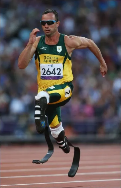 Malheureusement plus célèbre aujourd'hui pour ses démêles avec la justice que pour ses exploits sportifs, Oscar Pistorius a été médaillé aux Jeux olympiques "valides". De quoi est-il accusé depuis par la justice de son pays ?